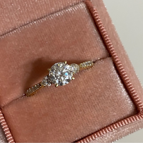 ✨NEW✨ 10K SOLID Yellow Gold 1 CT Round MOISSANITE 3 Stone Engagement Ring 8.5 - Picture 3 of 12